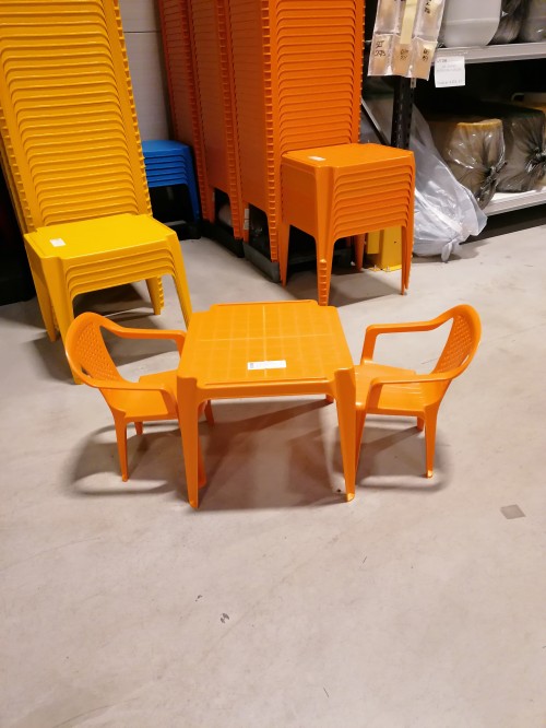Tavoló asztal 2 db szék